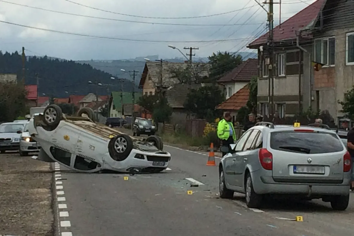 Persoană rănită după ce o maşină s-a răsturnat complet la Întorsura Buzăului
