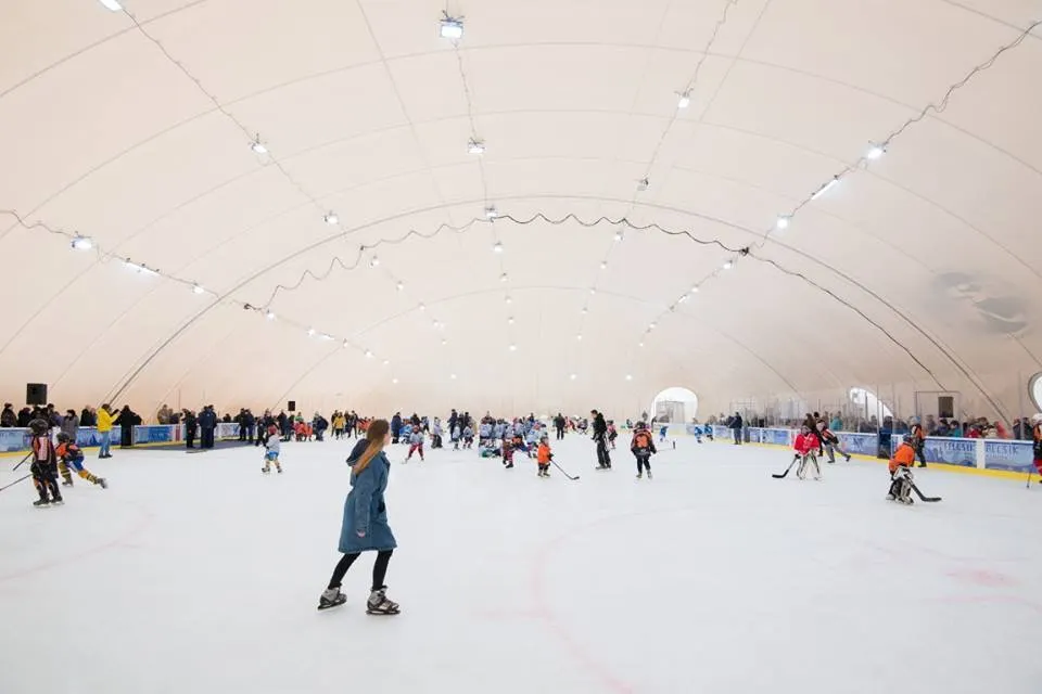 Se deschide patinoarul de lângă Arena Sepsi din Sfântu Gheorghe