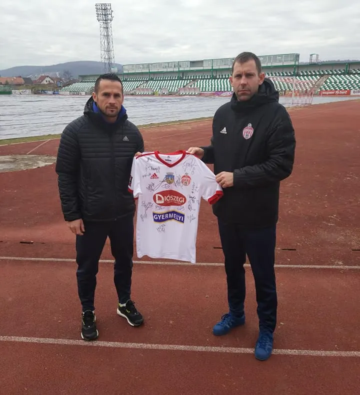 Mănuși de portar și tricou cu semnăturile echipei Sepsi OSK, licitate online în cadrul unei campanii umanitare