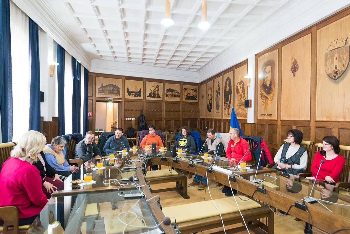 Persoanele cu dizabilități pregătesc decoraţiunile de sărbători pentru sediul Primăriei Sfântu Gheorghe