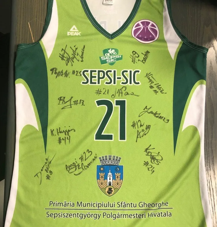 Campioana României la baschet feminin, Sepsi-SIC scoate la licitație tricoul căpitanului echipei