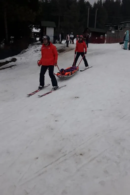FOTO: Minoră accidentată pe pârtie, în stațiunea Covasna. Salvamontiștii i-au acordat primul ajutor