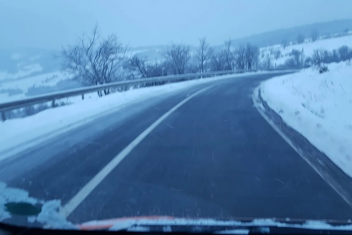 Nu sunt probleme pe drumurile naţionale din judeţ după prima ninsoare din 2019