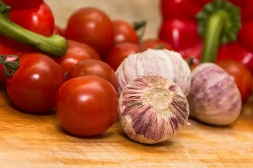 Producătorii covăsneni, interesați de programele de sprijin pentru tomate și usturoi. Conducerea Direcției Agricole Covasna: „Acum 3 ani nu credeam că este posibil așa ceva”