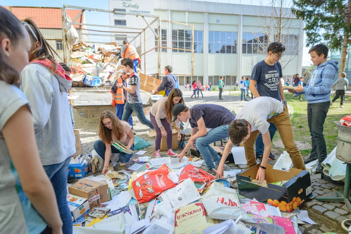 Peste 39 de tone de hârtie şi carton colectate de elevii covăsneni
