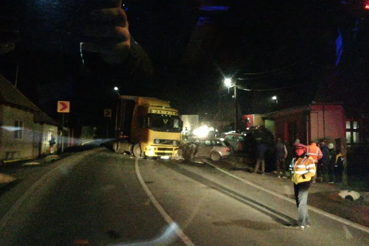 Accident cu doi răniţi grav pe DN12 în judeţul Covasna