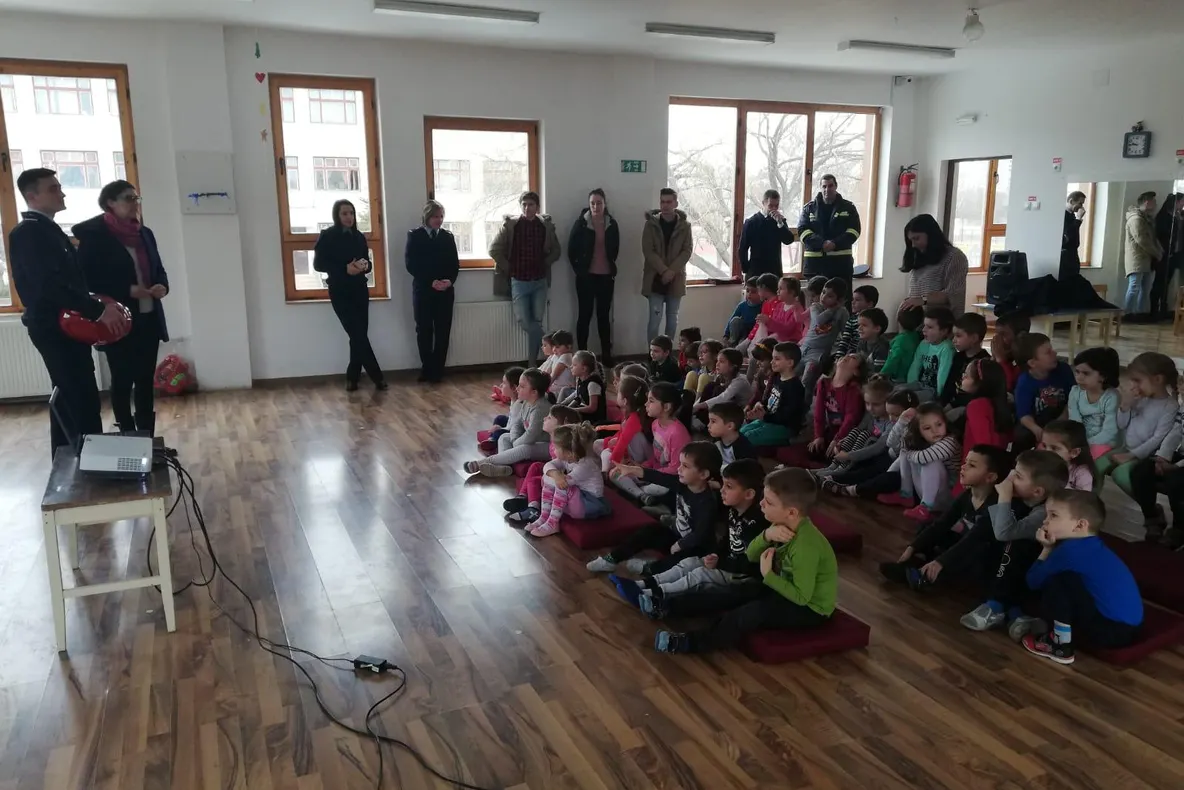 Pompierii covăsneni, lecții practice în școli: „Copiii sunt viitorul nostru, de aceea este foarte important ca ei să fie cât mai bine pregătiți”