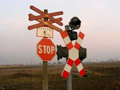 Maşină lovită de tren în judeţul Covasna. Şoferul era beat!