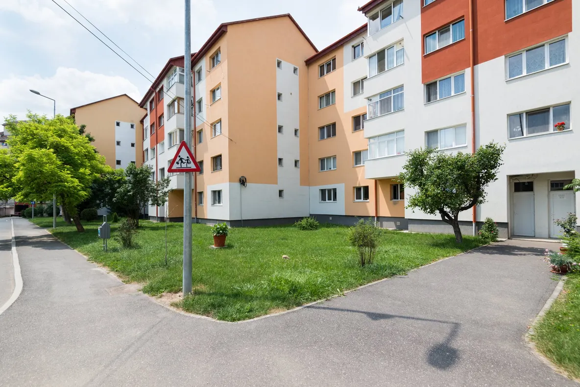 Locuitorii din Sfântu Gheorghe au obligaţia de a asigura curăţenia în faţa blocurilor sau caselor