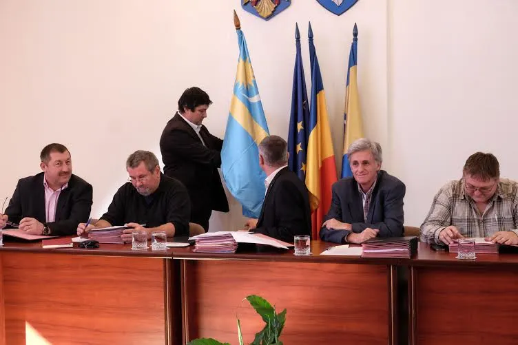 Mai multe steaguri din sala de şedinţă a CJ Covasna, înlăturate la somația instanței