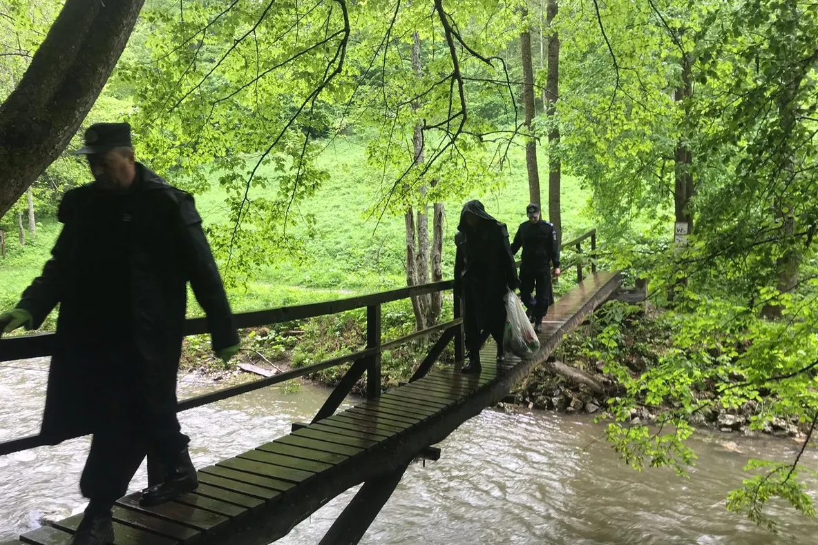 FOTO. „Împreună pentru un mediu mai curat!” – Acţiune de ecologizare în Cheile Vârghişului