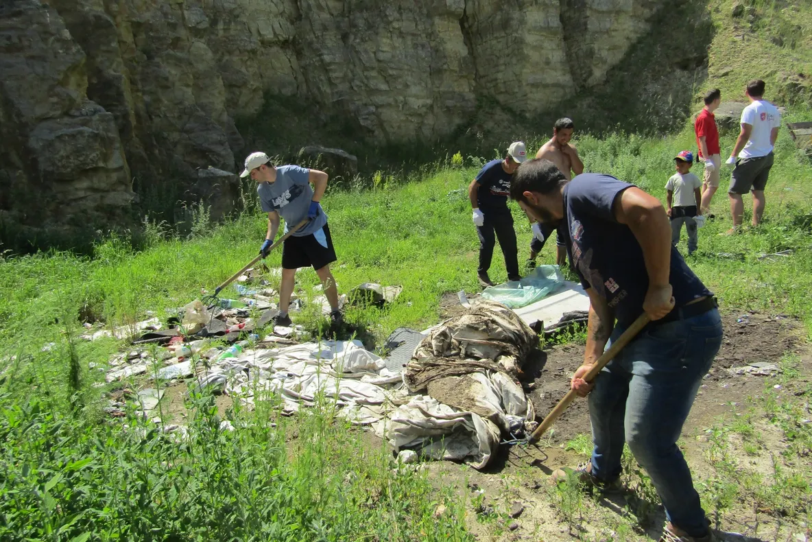 Aproape 8 metri cubi de gunoaie strânse din Cariera Őrkő