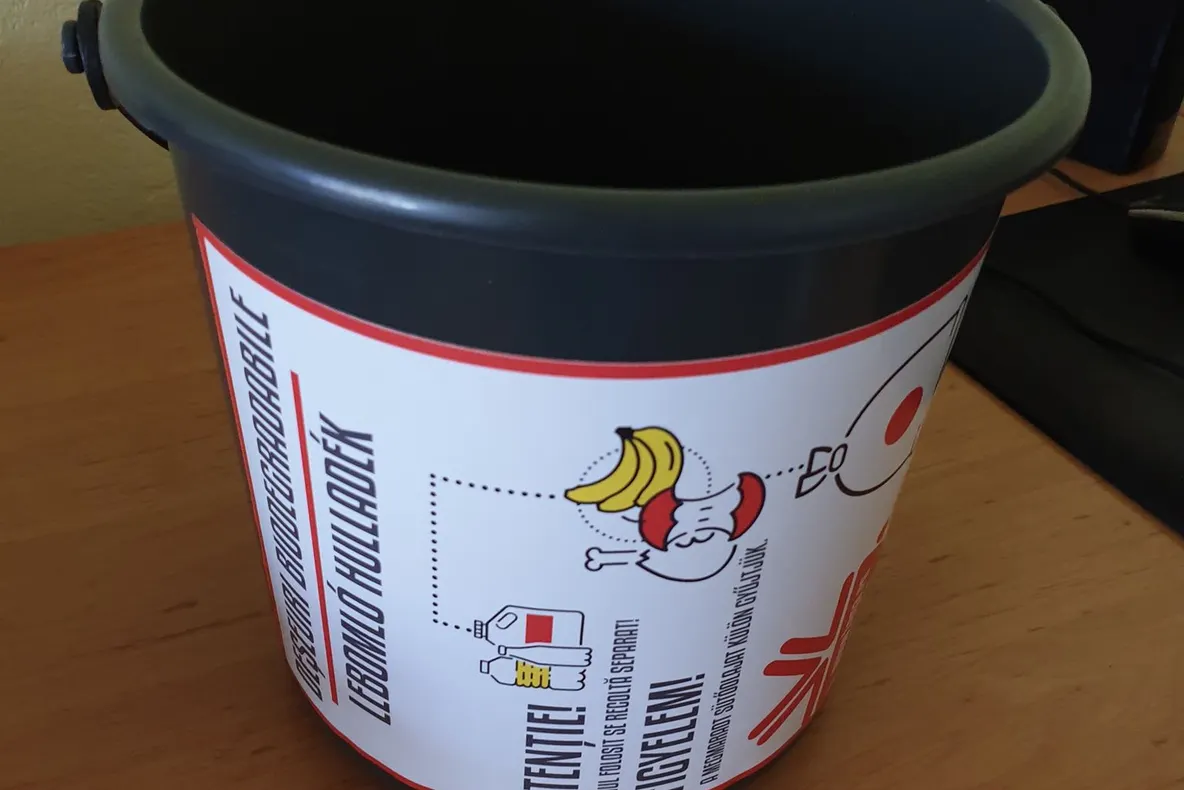 Recipiente pentru deşeurile biodegradabile la mai multe blocuri din Sfântu Gheorghe
