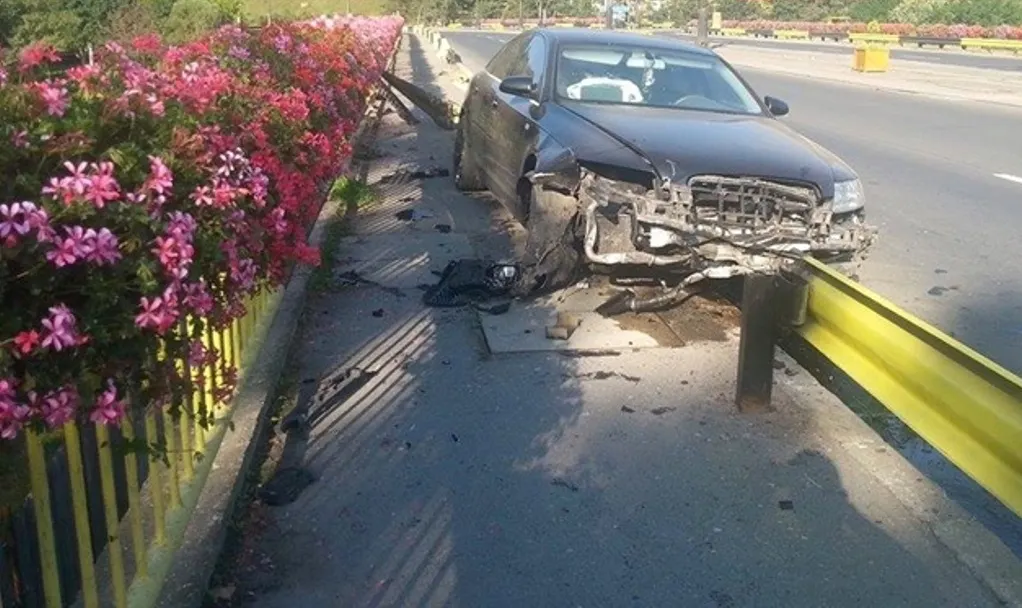 Șofer din Sfântu Gheorghe, cu mașina într-un parapet metalic în județul Harghita