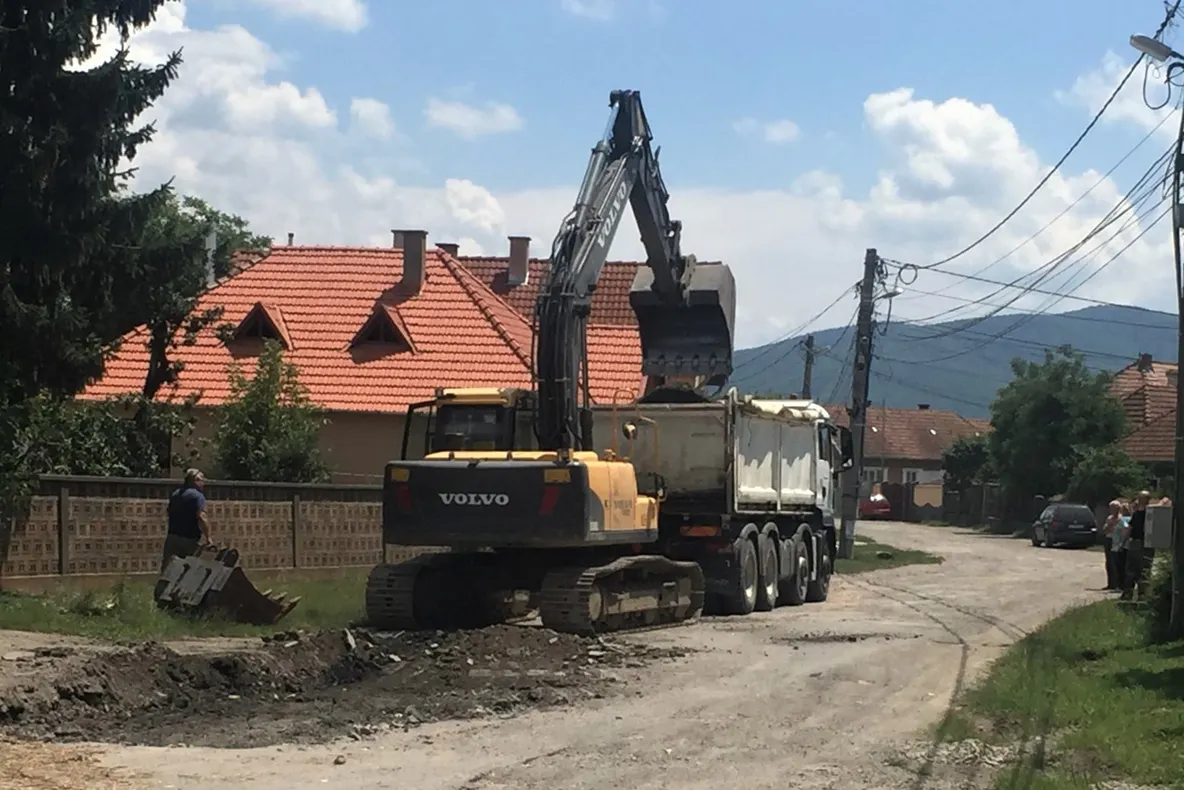 Au început lucrările de reabilitare şi modernizare a străzilor din Ozun