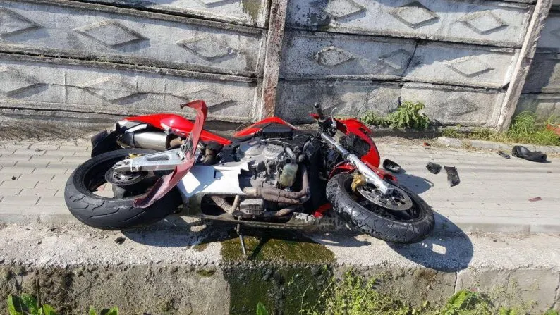Motociclistă accidentată de un șofer din Sfântu Gheorghe după o depășire neregulamentară