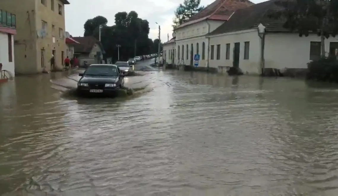 Sistem de pompare a apei – soluţia autorităţilor locale din Sfântu Gheorghe pentru străzile inundate de ploi