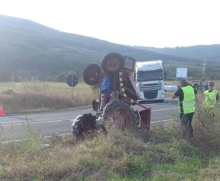 Accident pe DN12 la Malnaş între un TIR şi un tractor