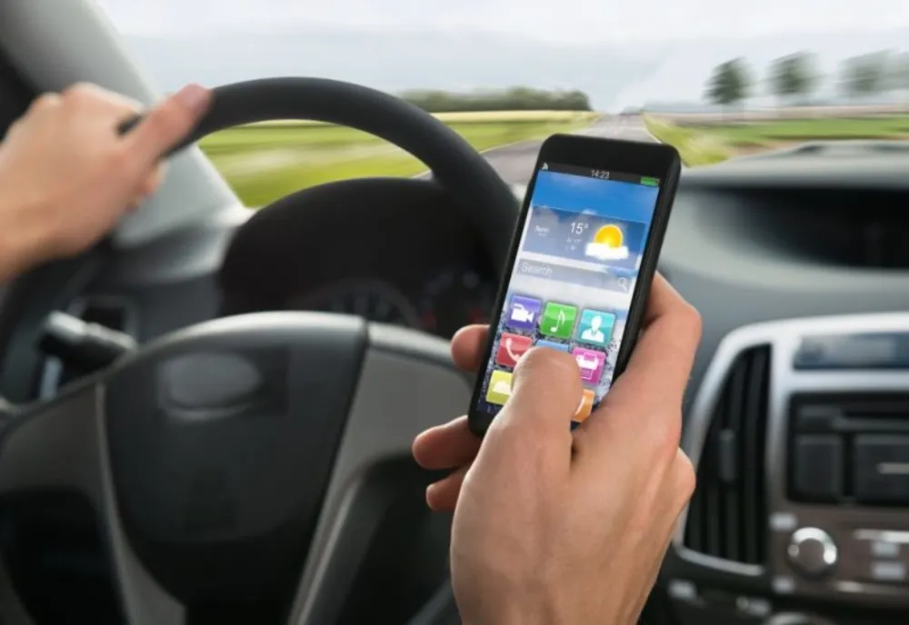 Peste 20 de şoferi amendaţi în Covasna pentru folosirea dispozitivelor mobile la volan