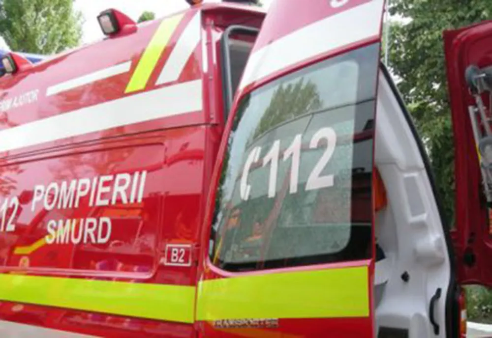 Bătrân pe bicicletă, accidentat grav de o maşină căreia nu i-a acordat prioritate