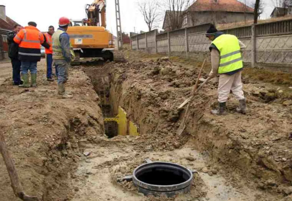 Lucrările la rețeaua de apă și canalizare din Întorsura Buzăului bat pasul pe loc