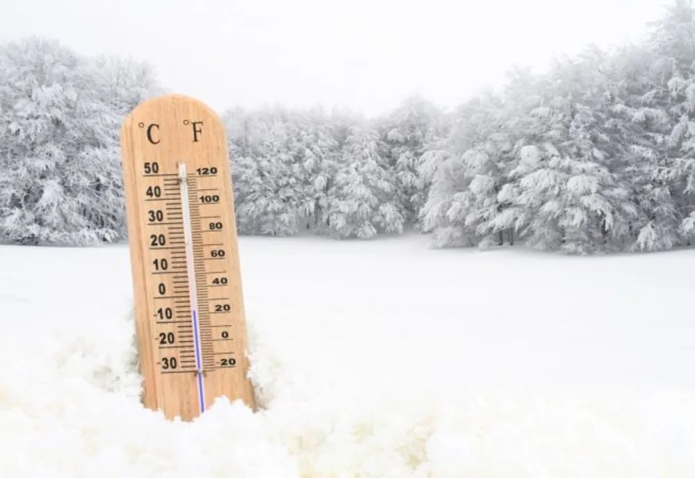 Ninsori, viscol și temperaturi în scădere în weekend