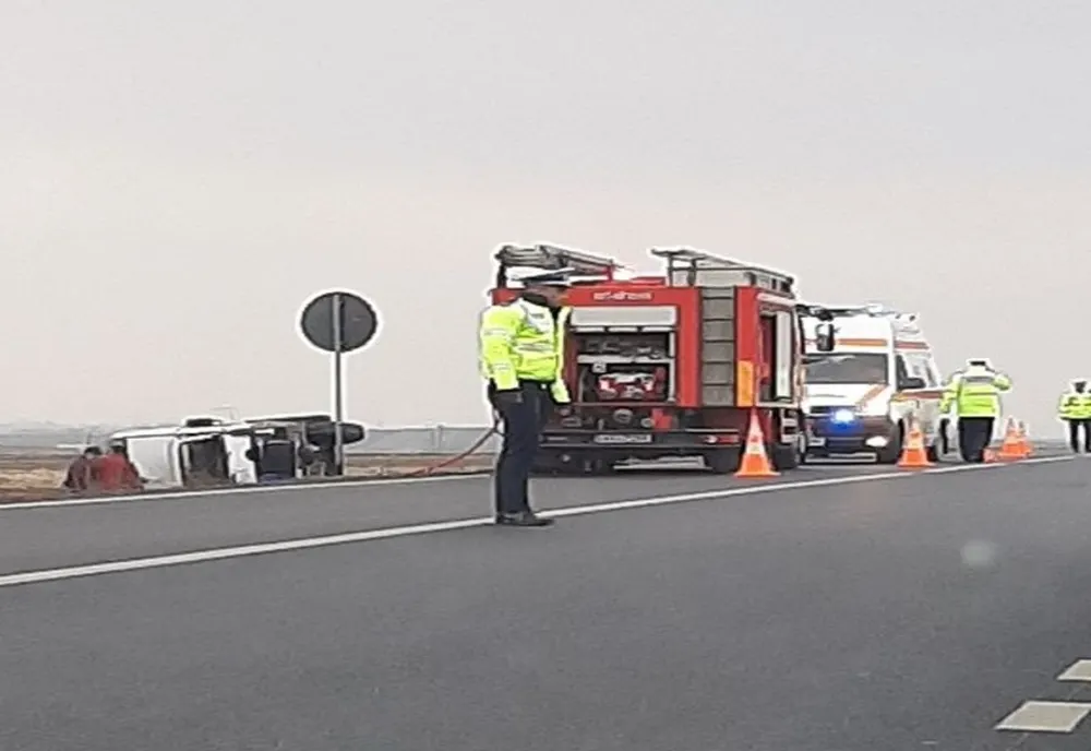 Autoutilitară răsturnată pe DN11, la intrarea în Moacşa