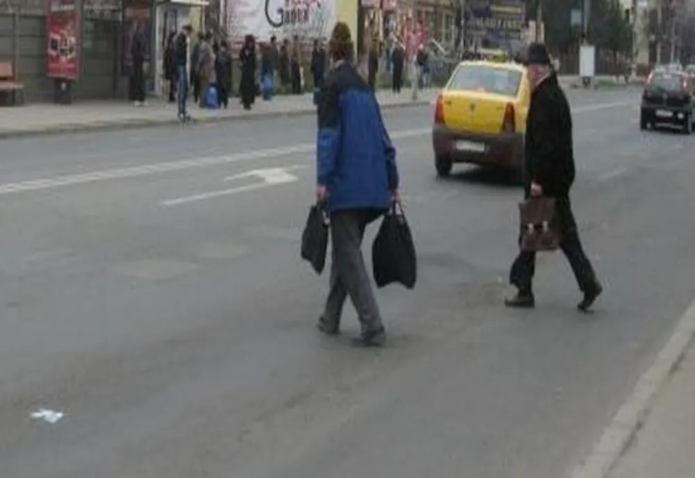 Atenție pe unde traversați strada! Bărbat de 60 de ani din Sfântu Gheorghe, la spital după ce s-a repezit în fața unei mașini