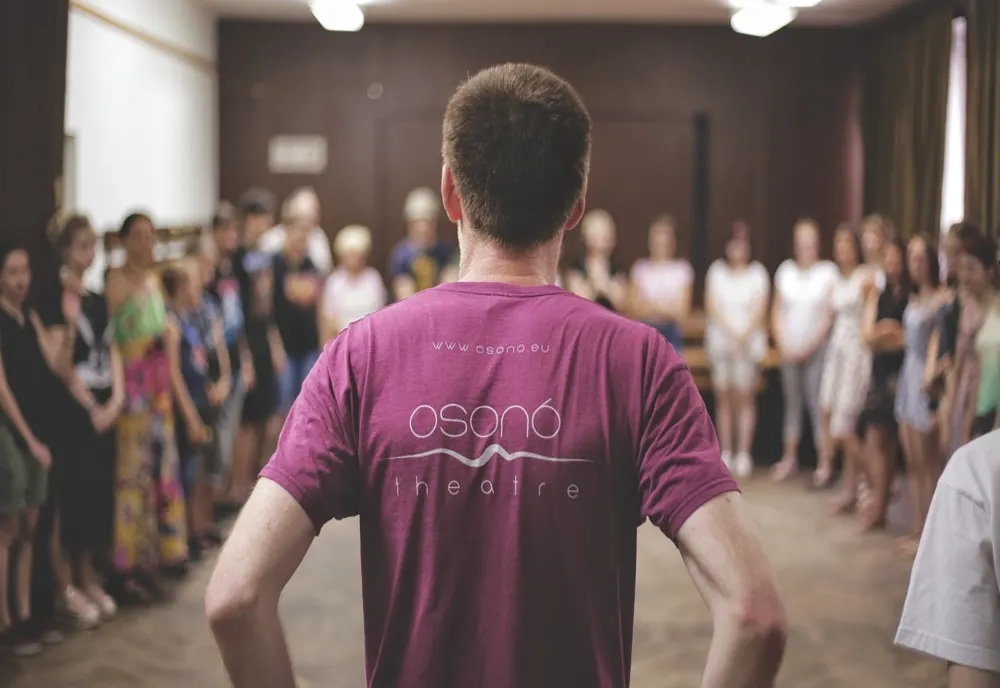 Teatrul Independent Osonó împlinește 27 de ani. Actorii sărbătoresc în turneu în Italia