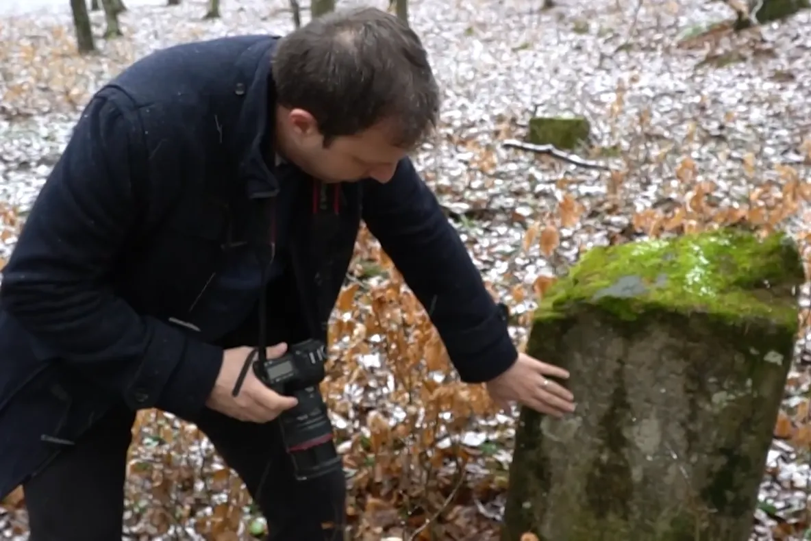 Cimitirul mozaic din Vâlcele a dispărut. Hoții au vândut pietrele funerare