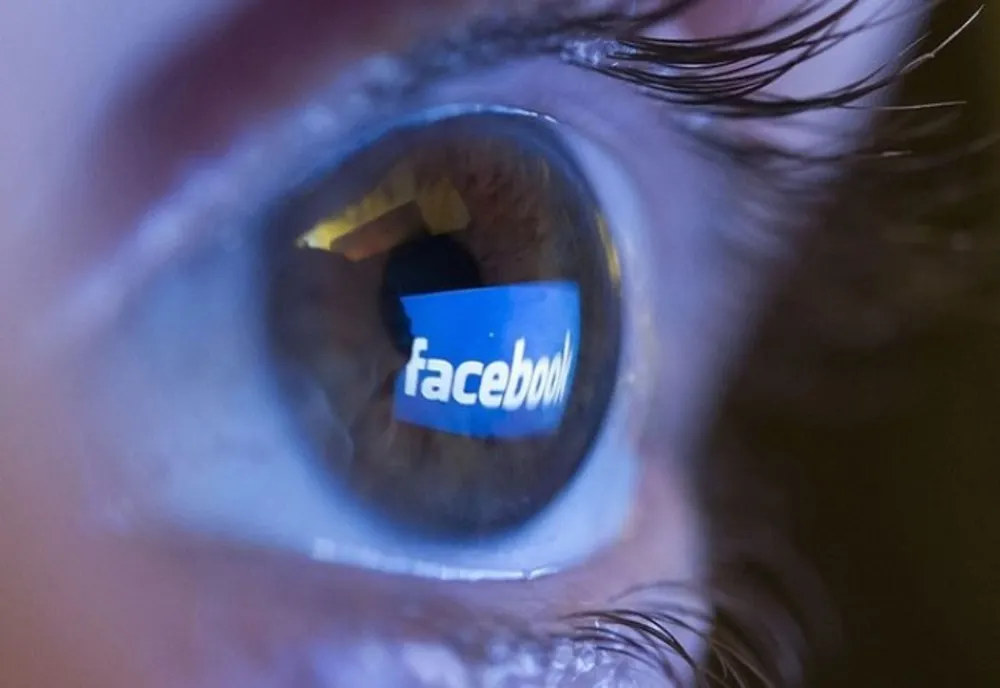 Ce riscați dacă îi „umblați” pe ascuns în telefon/laptop sau pe Facebook partenerului