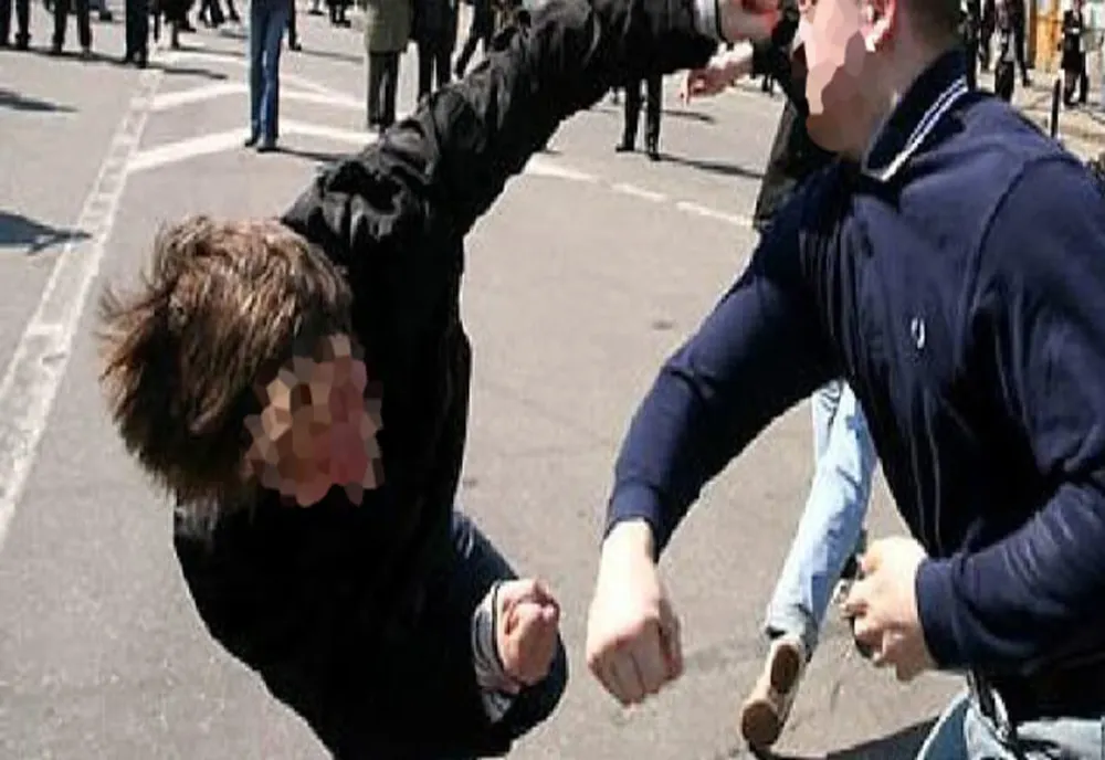 Scandal pe o stradă din Sfântu Gheorghe. O tânără de 28 de ani a fost lovită cu pumnii 