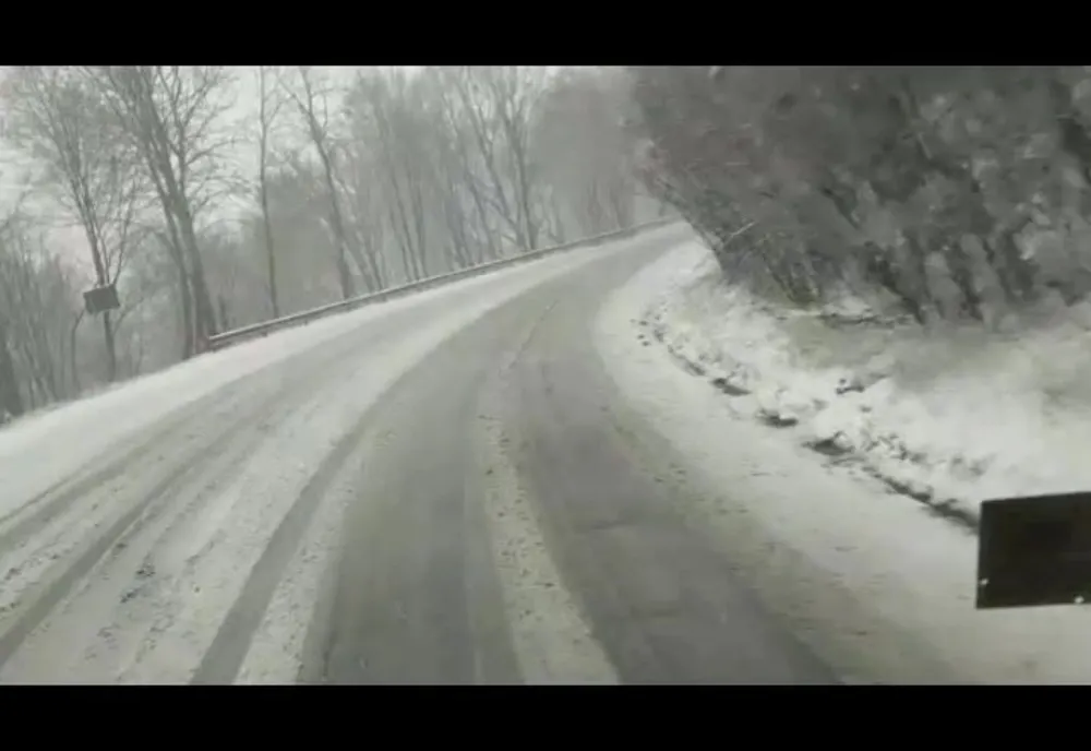 VIDEO. Iarnă în plină primăvară. Drumarii intervin cu ultilajele în zona montană din mai multe județe, printre care și Covasna