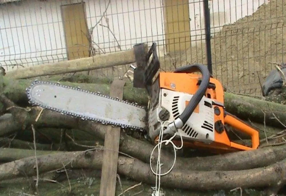 Covăsnean cercetat după ce a furat o drujbă pe motiv că proprietarul îi era dator