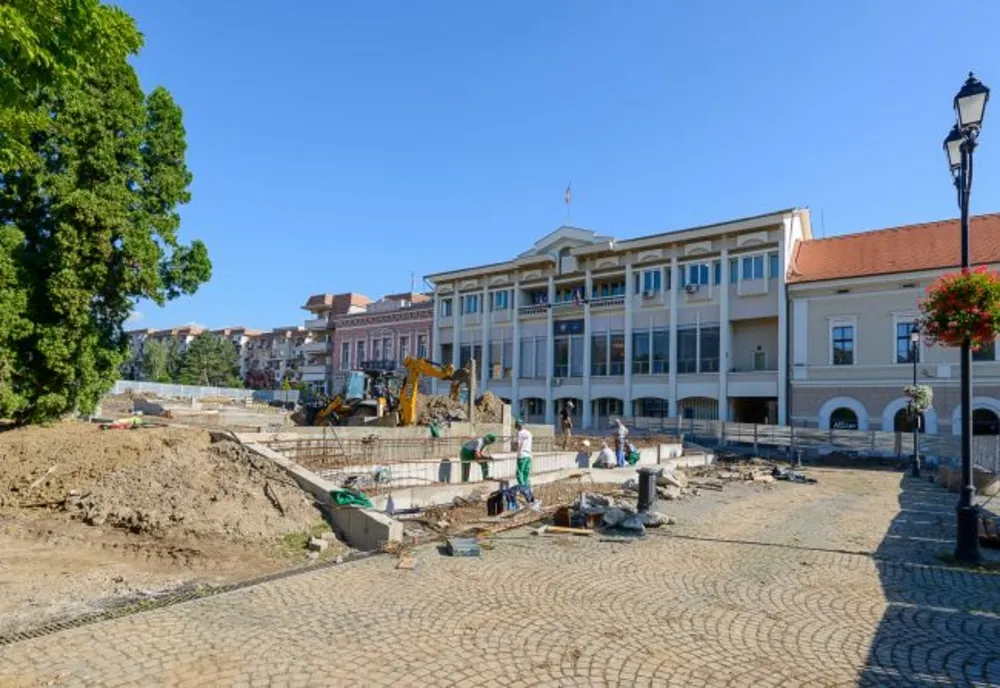 Lucrările de transformare a zonei din faţa Consiliului Judeţean Covasna, în plină desfășurare