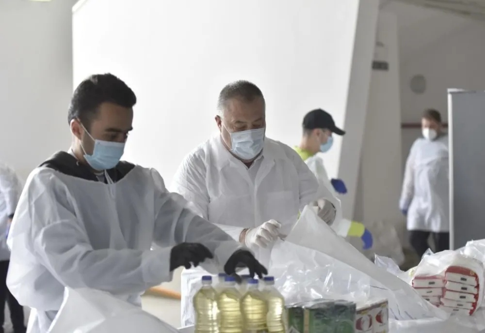 Pachete cu alimente pentru persoanele aflate în izolare la domiciliu din Sfântu Gheorghe