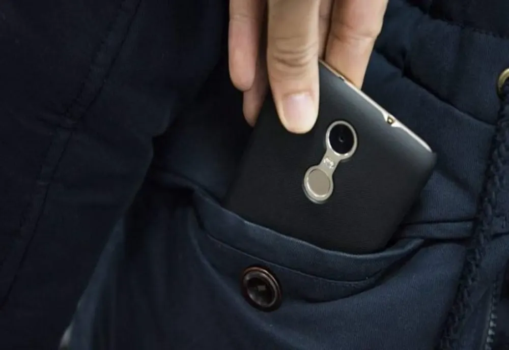 Partenera de ocazie l-a lăsat fără telefon, portofel și chei! 
