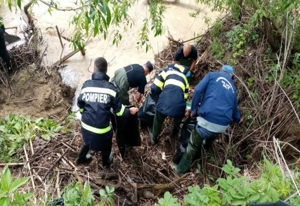 Acțiune de ecologizare la care au participat pompierii din Covasna