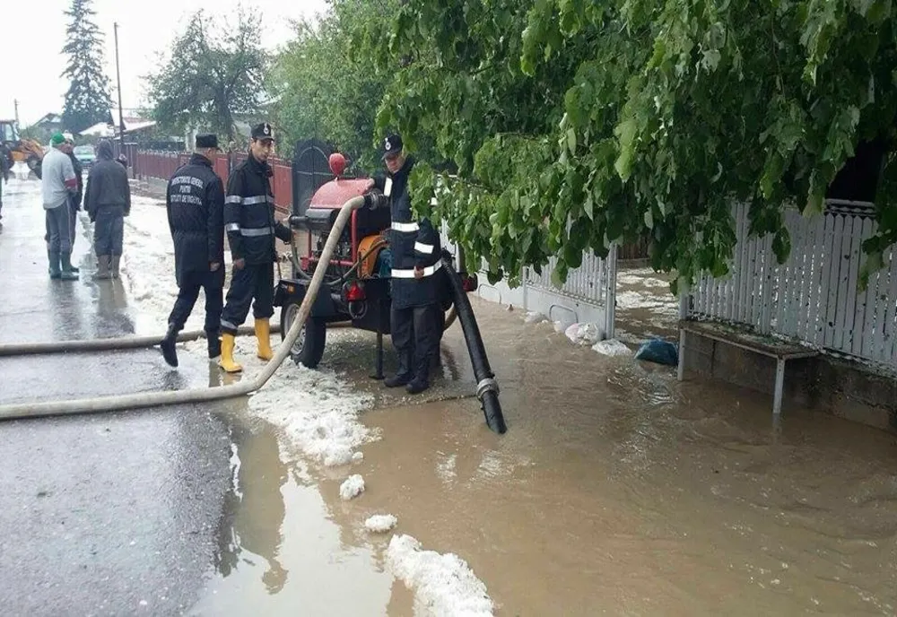 Din cauza ploilor din ultimele zile, la Bixad scurgerile de pe versanți au creat probleme pe drumuri