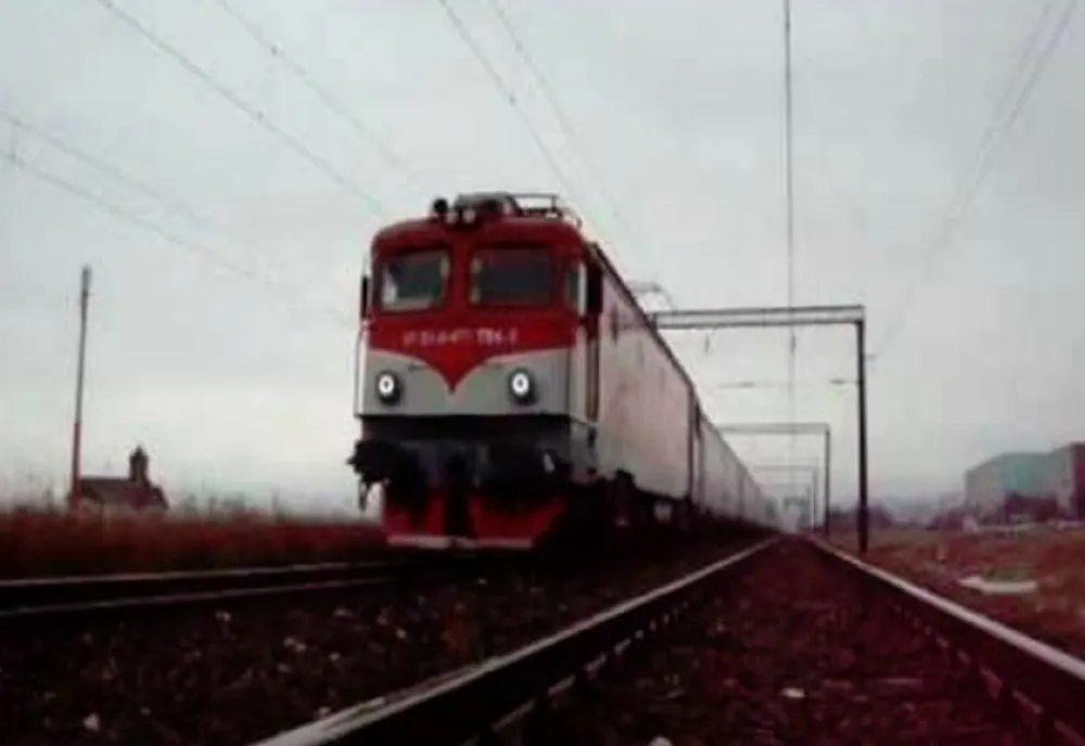 Autoturism lovit de locomotivă