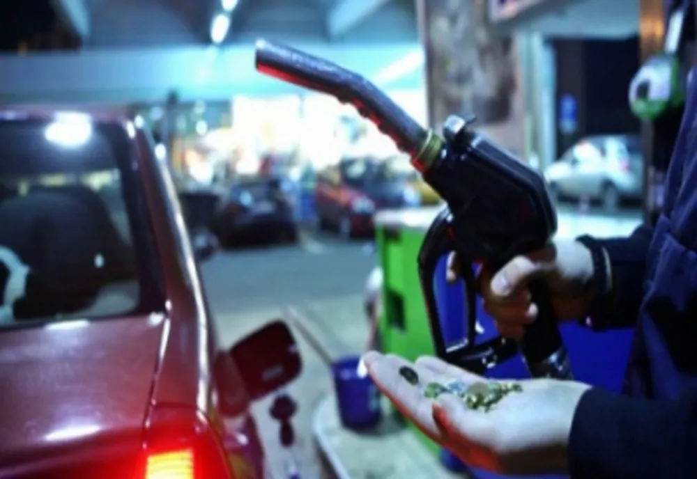 VIDEO | Petrolul se ieftinește, benzina rămâne scumpă foc