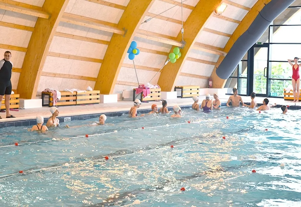 Reîncepe programul „Inițiere în sport”. Aproximativ 3.600 de elevi din Sfântu Gheorghe pot participa la cursuri gratuite de patinaj și înot