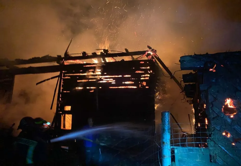 Peste 30 de pompieri au intervenit la un incendiu violent, la Ojdula