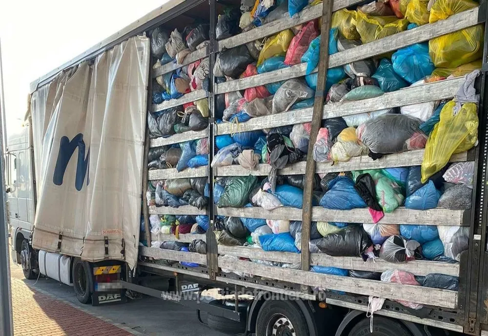 Peste 20 de tone de haine second hand din Germania, oprite la Arad de comisarii de Mediu. Marfa ar fi trebuit să ajungă în Covasna