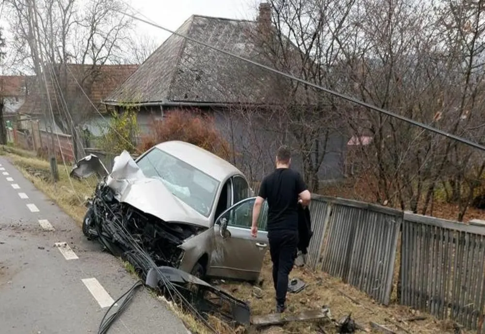 A intrat cu mașina într-un stâlp 