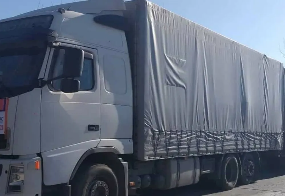 VIDEO "Întâlnirea" dintre un tractor şi un TIR putea provoca un adevărat dezastru în Covasna