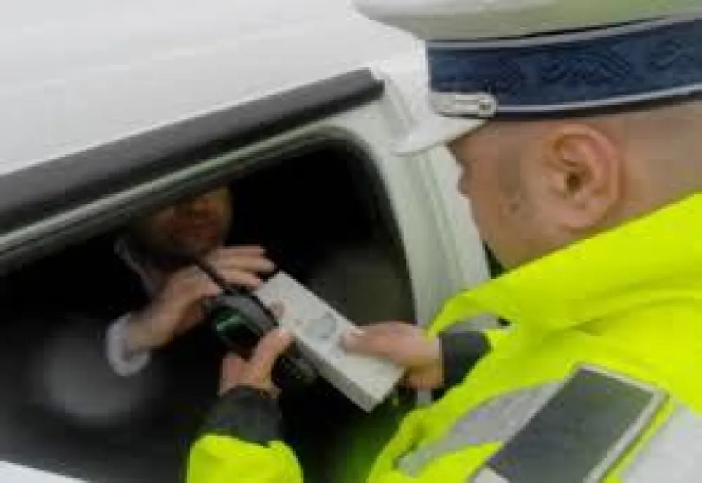 Conducători auto depistați sub influența băuturilor alcoolice și fără permis de conducere