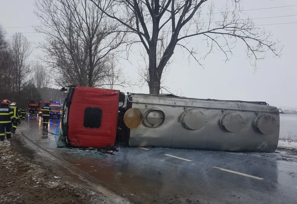 VIDEO Un tir răsturnat blochează traficul pe DN13E