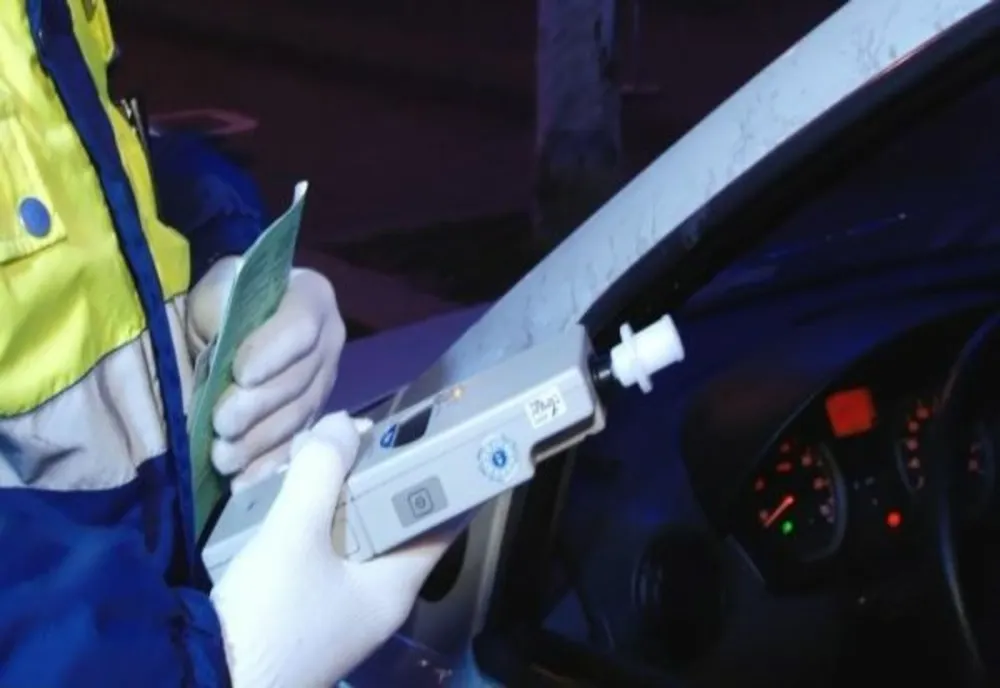 Un bărbat beat, fără permis de conducere, a intrat cu mașina într-un stâlp de înaltă tensiune