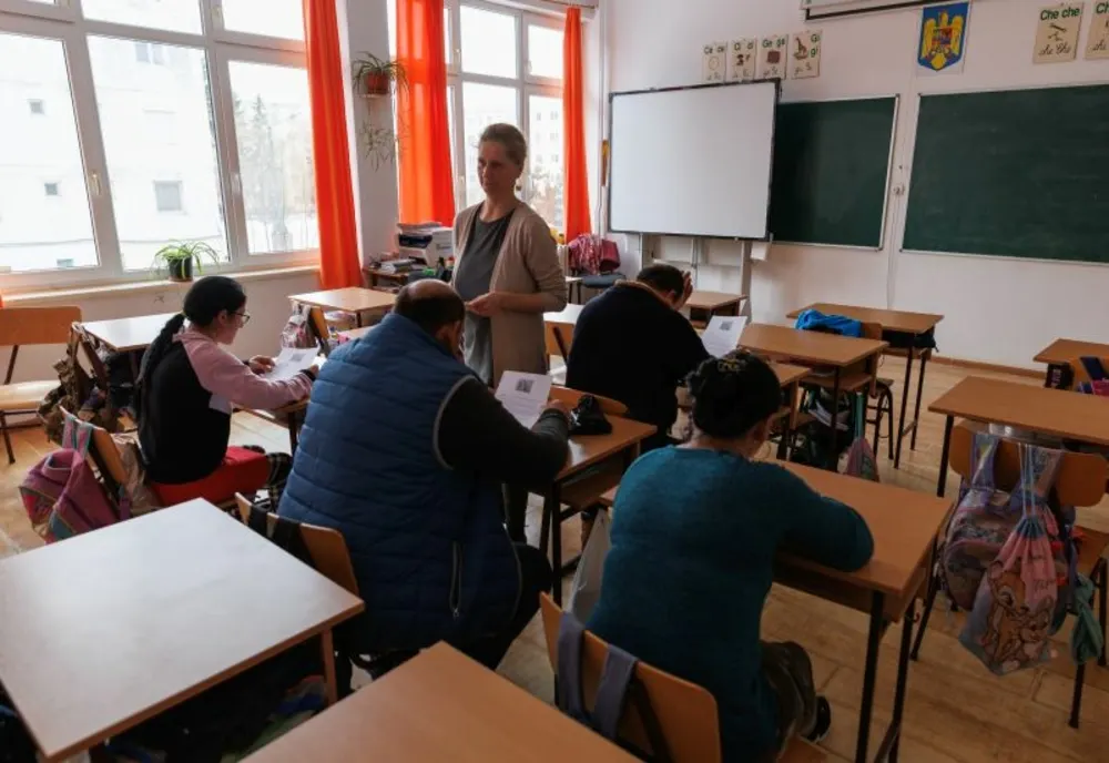 Mamă și fiu în clasa a patra, într-o școală din Covasna. „Am primit încă o șansă. Nici la mătură nu ne angajează fără școală”